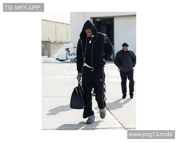 汽车城巨兽！活塞官方分享杰伦-杜伦登机前往全明星的照片